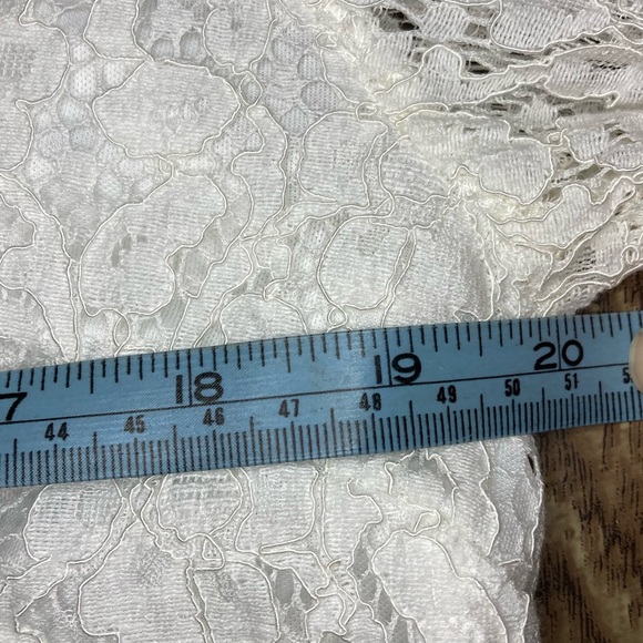 Cream lace bell sleeve top - Picture 5 of 6